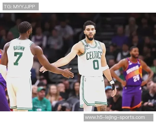 塔图姆热爱家乡与波士顿积极投身社区公益事业传递温暖